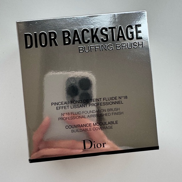 Dior Backstage Buffing Brush 18 - Picture 3 of 7